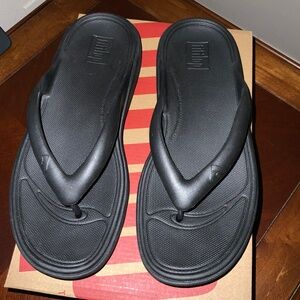 FITFLOP BLACK TOE POST RECOVERY SANDALS SIZE 8 / 39